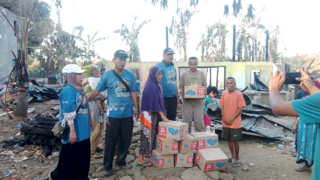 Gerak Cepat Dr Mahmud Bantu Korban Kebakaran di Nipa-Nipa Manggala
