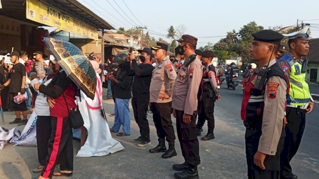 Tuntut Perbaikan Jalan, Warga Suceng Magelang Gelar Aksi Blokade Jalan