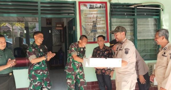 Beri Ucapan Selamat HUT TNI, Camat Tallo Kunjungi Kantor Koramil 02