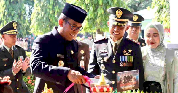 Pj. Bupati Takalar Serahkan Sembako kepada Anak-anak Stunting Usai Upacara HUT