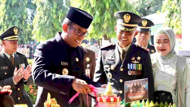 Hadiri HUT TNI ke-78, Pj Bupati Takalar Dr Setiawan Aswad potong tumpeng untuk anak-anak stunting. Foto:Ist 
