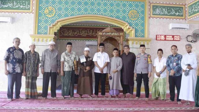 Safari Jum'at Pj Bupati Takalar Dr Setiawan Aswad di Masjid Nurul Falah Desa Banyuanyara Kec Sanrobone. Foto:Ist 