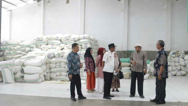 Pj Bupati Takalar Setiawan Aswad meninjau salah satu pabrik penggilingan beras di Desa Banyuanyara. Foto:Ist 