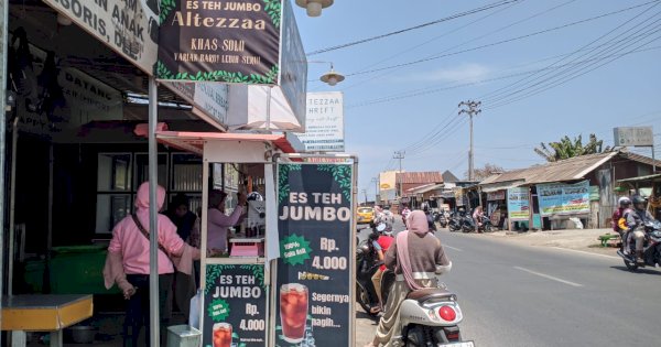 Cuaca Panas Membawa Berkah Bagi Penjual Es Teh di Samata