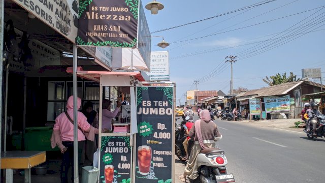 Salahsatu penjual es teh di Samata, Gowa dekat UIN. Dok/Citizen