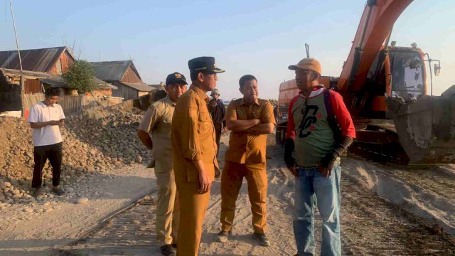 Pj Bupati Takalar Setiawan Aswad tinjau progres pembangunan tanggul. Foto:Ist 