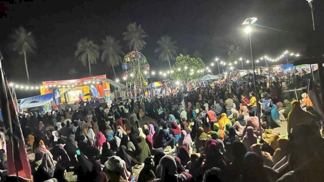 Warga memadati kawasan pantai Orobatu menikmati suasana malam minggu. Foto:Ist 