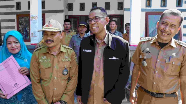 Pj Bupati Takalar Setiawan Aswad resmikan kantor desa Kadatong. Foto: Ist 