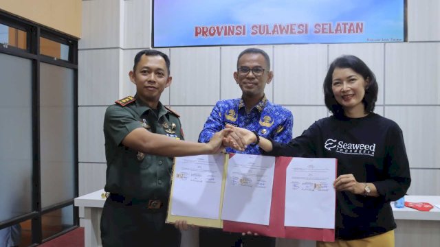MoU Pemkab Takalar bersama Seaweed Indonesia Foundation dan Kodim 1426 terkait pengelolaan sampah plastik diwilayah pesisir. Foto:Ist 