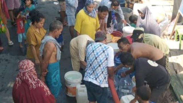 Supratman Gencar Bagikan Air Bersih ke Warga Terdampak Kemarau