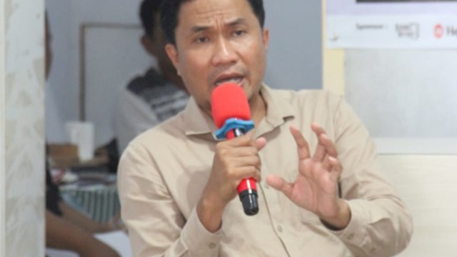 Ketua Timsel KPID Sulsel, Suparno saat menjadi pembicara dialog penyiaran yang diselenggarakan harian.news, Jumat (20/10). Dok. Taufan