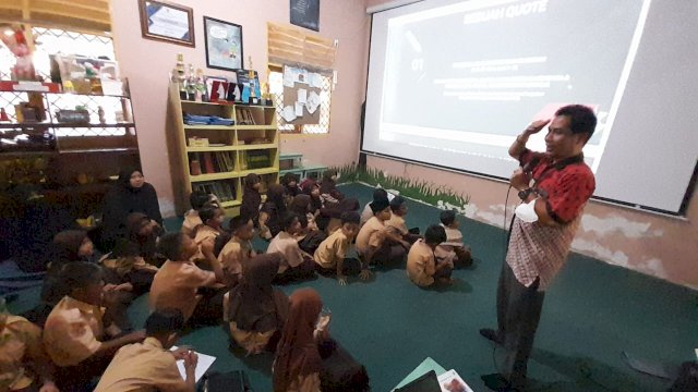 Dosen UIN Dr. Fadli Kepada Murid-Murid SD Negeri Borong, Jadikan Buku Sebagai Teman