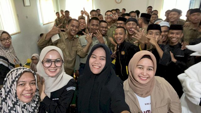 KPU Makassar &#8216;Goes to Pesantren&#8217; dan Nobar Film Kejarlah Janji