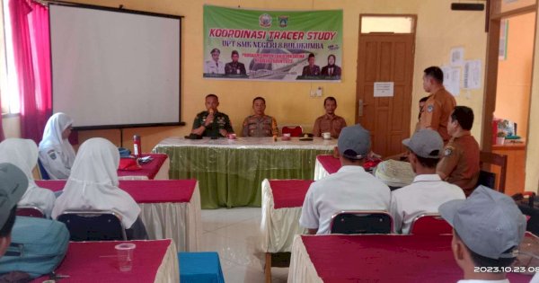 Babinsa dan Kapolsek Bulukumpa Sosialisasikan Bela Negara ke Siswa SMK 8 Bulukumba