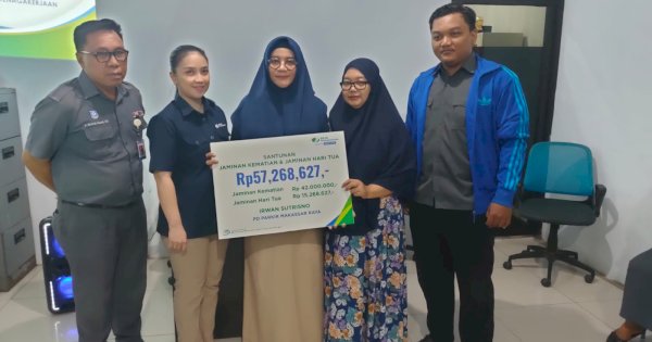 Dirut Parkir Yulianti Serahkan Santunan Kematian Kepada Ahli Waris Staf Kolektor