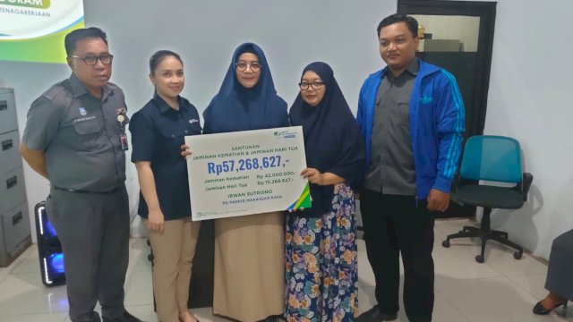 Dirut Parkir Yulianti Serahkan Santunan Kematian Kepada Ahli Waris Staf Kolektor