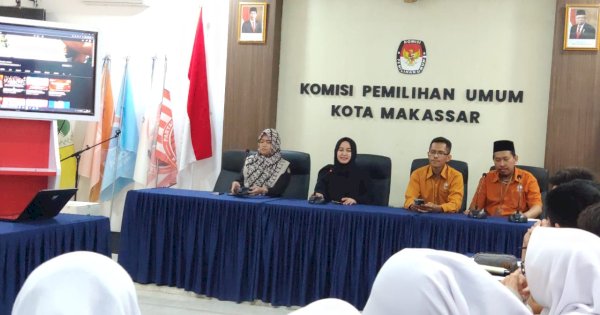 Siswa SMA Athirah Simulasi Pencoblosan di KPU Makassar