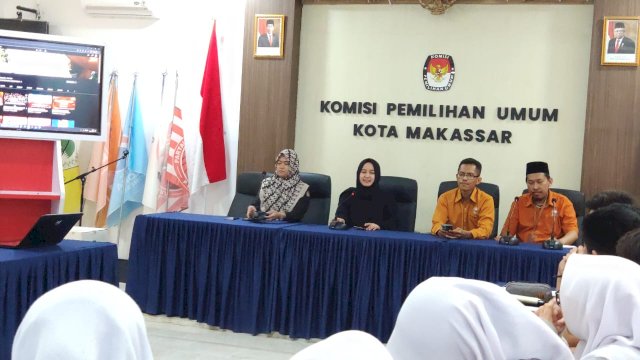 Siswa SMA Athirah Simulasi Pencoblosan di KPU Makassar