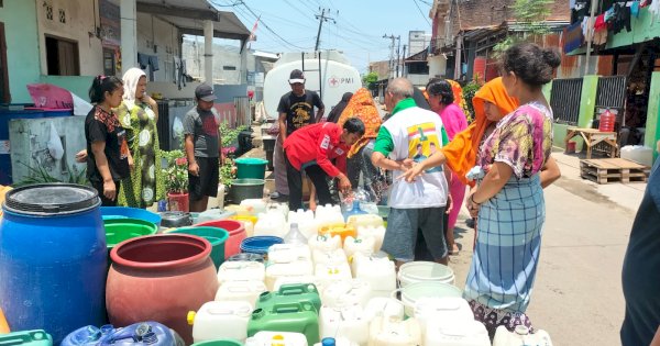 Bantu Masyarakat, PMI Makassar Distribusikan Air di Sejumlah Wilayah di Kota Makassar