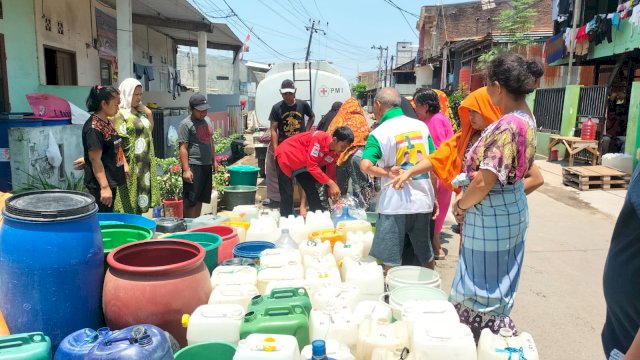 Bantu Masyarakat, PMI Makassar Distribusikan Air di Sejumlah Wilayah di Kota Makassar