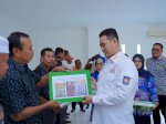 Bupati Pangkep ‘MYL’ Bagikan Bantuan Alsintan dan Bibit Tanaman