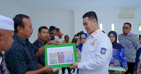 Bupati Pangkep ‘MYL’ Bagikan Bantuan Alsintan dan Bibit Tanaman