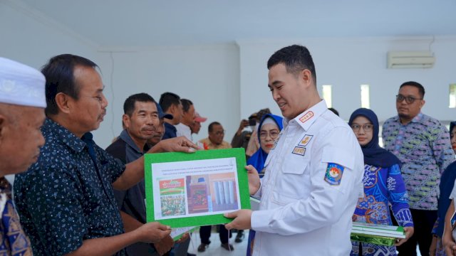 Bupati Pangkep ‘MYL’ Bagikan Bantuan Alsintan dan Bibit Tanaman