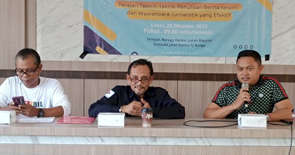 Sumpah Pemuda, Zulkarnain Hamson Berbagi Ilmu Jurnalistik di Kantor Camat Tamalate