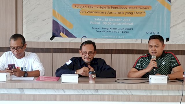 Dari kiri Direktur Kata Dia, Zulkarnain Hamson (tengah) dan Lurah (kanan).