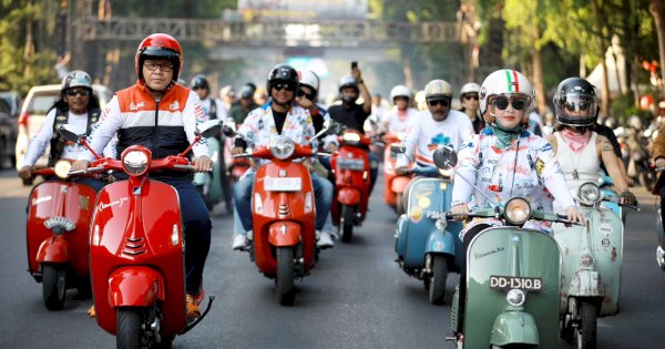 Peringatan Sumpah Pemuda, Danny-Fatma Naik Vespa
