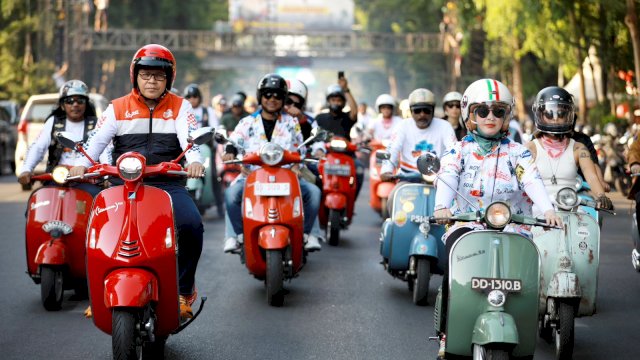Peringatan Sumpah Pemuda, Danny-Fatma Naik Vespa
