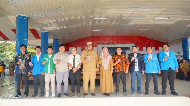 Bank Sulselbar dan Perseroda Maros Bagikan Kartu E-Money Kepada Ketua Organisasi Kepemudaan