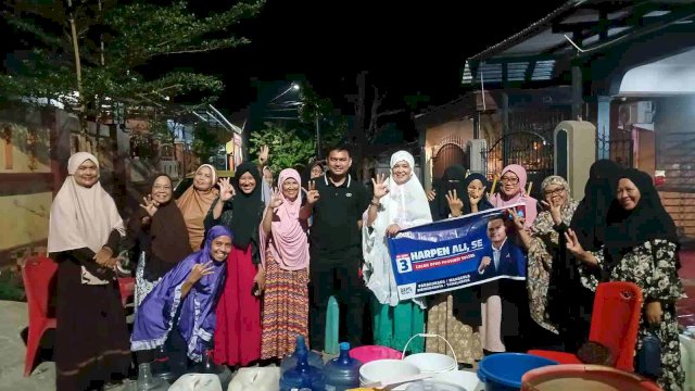 Krisis air, Emak-Emak warga RT 05 RW 07 Perumahan Bumi Bung Permai mendapatkan suplai air dari caleg DPRD Propinsi Sulsel, Harpen Ali. Foto:Ist 