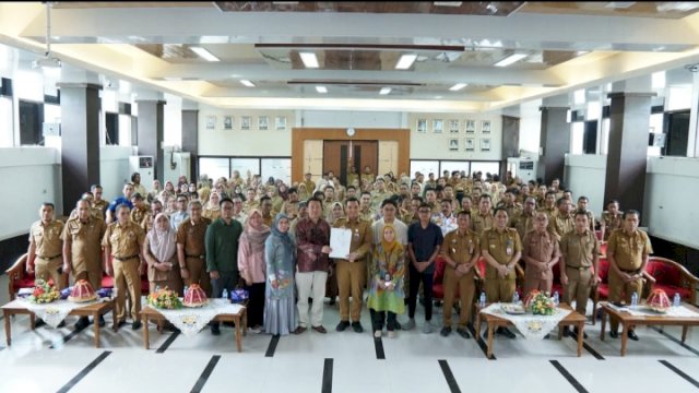 Sekda Takalar, Muh.Hasbi mewakili Pj Bupati Takalar saat menerima tim BPK RI Perwakilan Sulsel di Baruga I Mannindori 