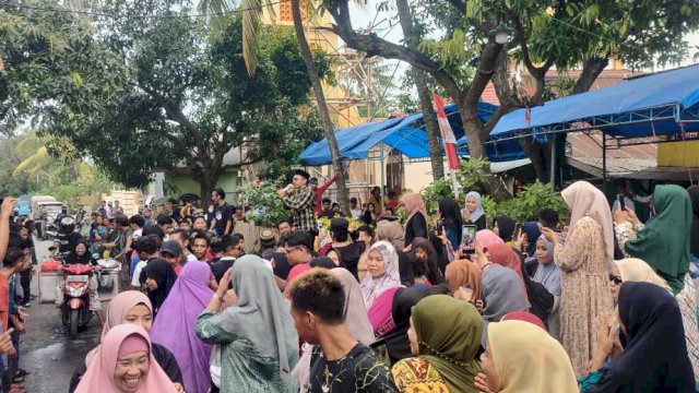 Cakades Bonto Salluang Marsuki saat menyampaikan pidato kemenangan di depan tim dan pendukungnya, Senin (30/10).Foto:harian.news