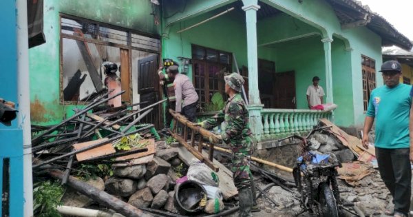 Anggota Polsek Sawangan Bersihkan Lokasi Kebakaran