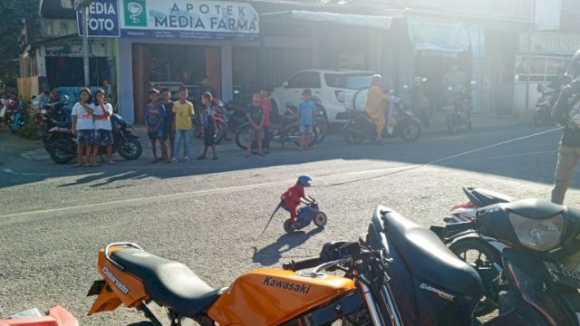 Atraksi topeng monyet di depan Pasar Tanete. Foto:dok_harian.news