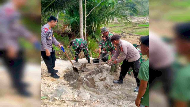 Sinergi TNI dan Polri bersama warga rintis jalan tani di Desa Anrang. Foto:Ist 