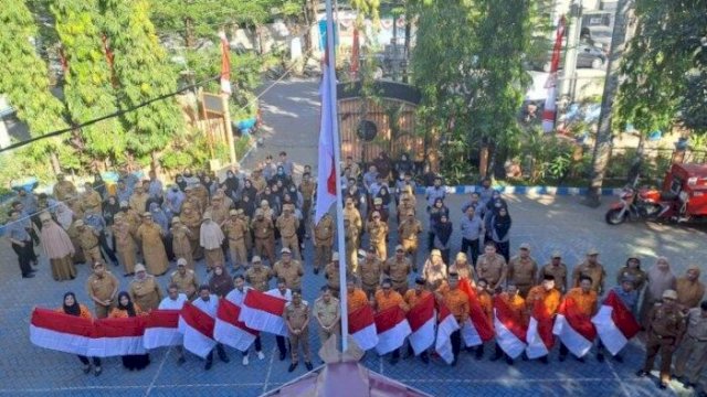Tindaklanjuti SE Kemedagri, Camat Tallo Bagikan Bendera ke 15 Kelurahan