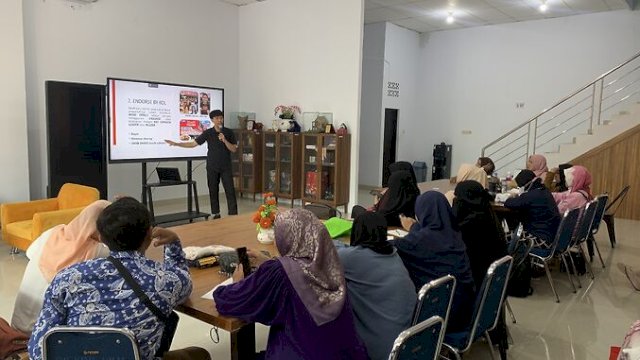 Peserta eksposure UMKM dan bisnis digital batch 5 diberikan pemahaman mendalam tentang bagaimana menggunakan media sosial marketing untuk pemasaran produk mereka di Inkubator UKM Kota Makassar, Selasa (10/10/2023).