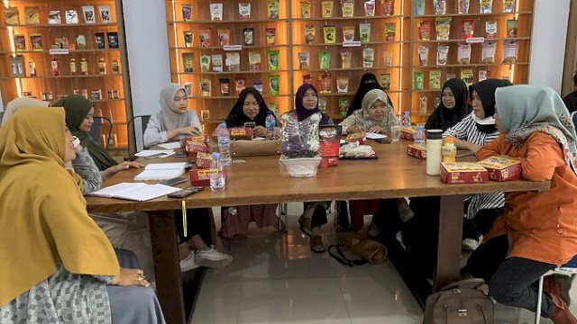 Peserta eksposure UMKM dan bisnis digital batch 5 diajarkan cara membuat konten yang menarik untuk menarik perhatian konsumen di Inkubator UKM Kota Makassar, Rabu (11/10/2023).