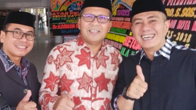 Danny Pomanto (tengah) dan Syamsu Rizal 'Deng Ical' di acara pelantikan LDII Makassar di Unifa, Ahad (22/10). Ist
