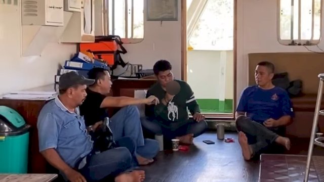 Bupati Selayar, Basli Ali (kiri kedua) bertemu Deng Ical di atas kapal menuju Selayar. Ist