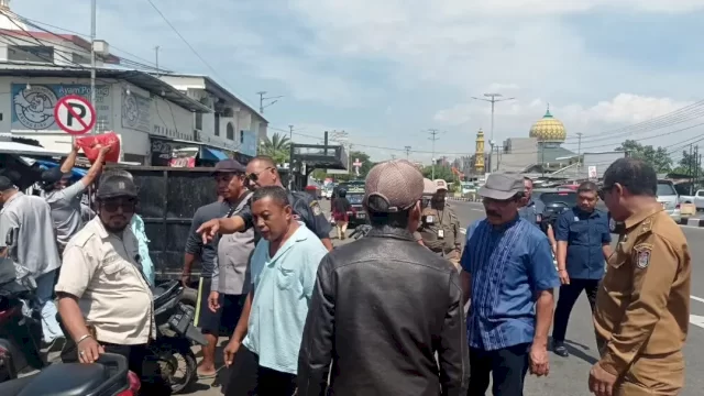 Rizal Pimpin Penertiban Kendaraan yang Gunakan Bahu Jalan