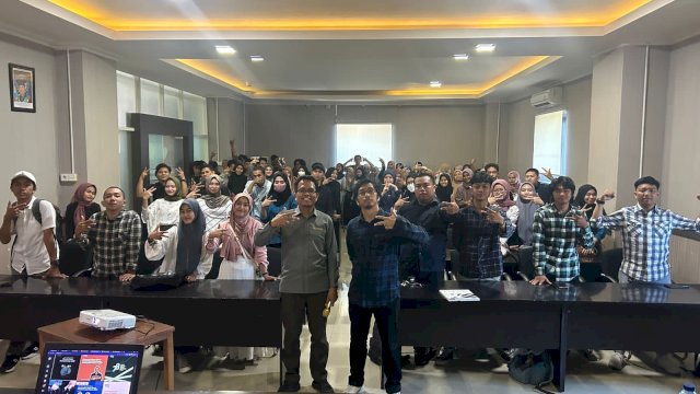 Prodi Ilmu Komunikasi Unismuh Makassar gelar kuliah umum yang bertajuk "Meningkatkan Kesadaran Kritis Melalui Literasi Media"bertempat di Minihall Menara Iqra, Lantai 5, FISIP Unismuh, Senin (2/10/2023.