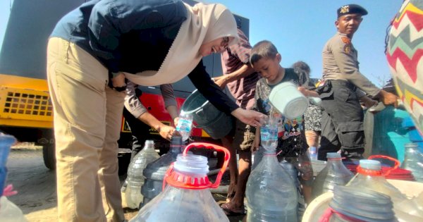 Sambut HUT Humas Polri Ke-72, Bidhumas Polda Sulsel Bagi-bagi Air Bersih