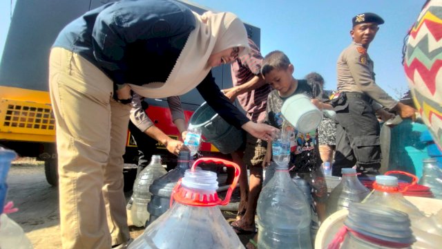 Sambut HUT Humas Polda Sulsel, Bidhumas bagi-bagi air bersih gratis. Foto: dok