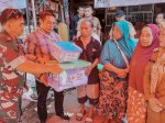 FOTO: PMI Makassar Salurkan Bantuan Korban Kebakaran di Serigala