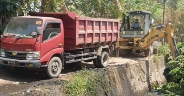 Jelang Musim Hujan, Dinas PU Makassar Lakukan Pembersihan Sedimentasi