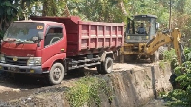Jelang Musim Hujan, Dinas PU Makassar Lakukan Pembersihan Sedimentasi